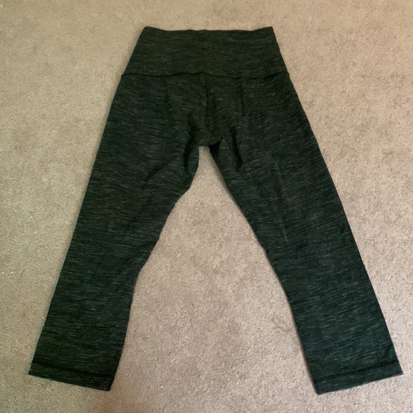 Lululemon size 10 crops - Picture 2 of 3